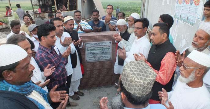 ঈশ্বরদীতে কাঁচা রাস্তা এইচবিবি কাজের উদ্বোধন