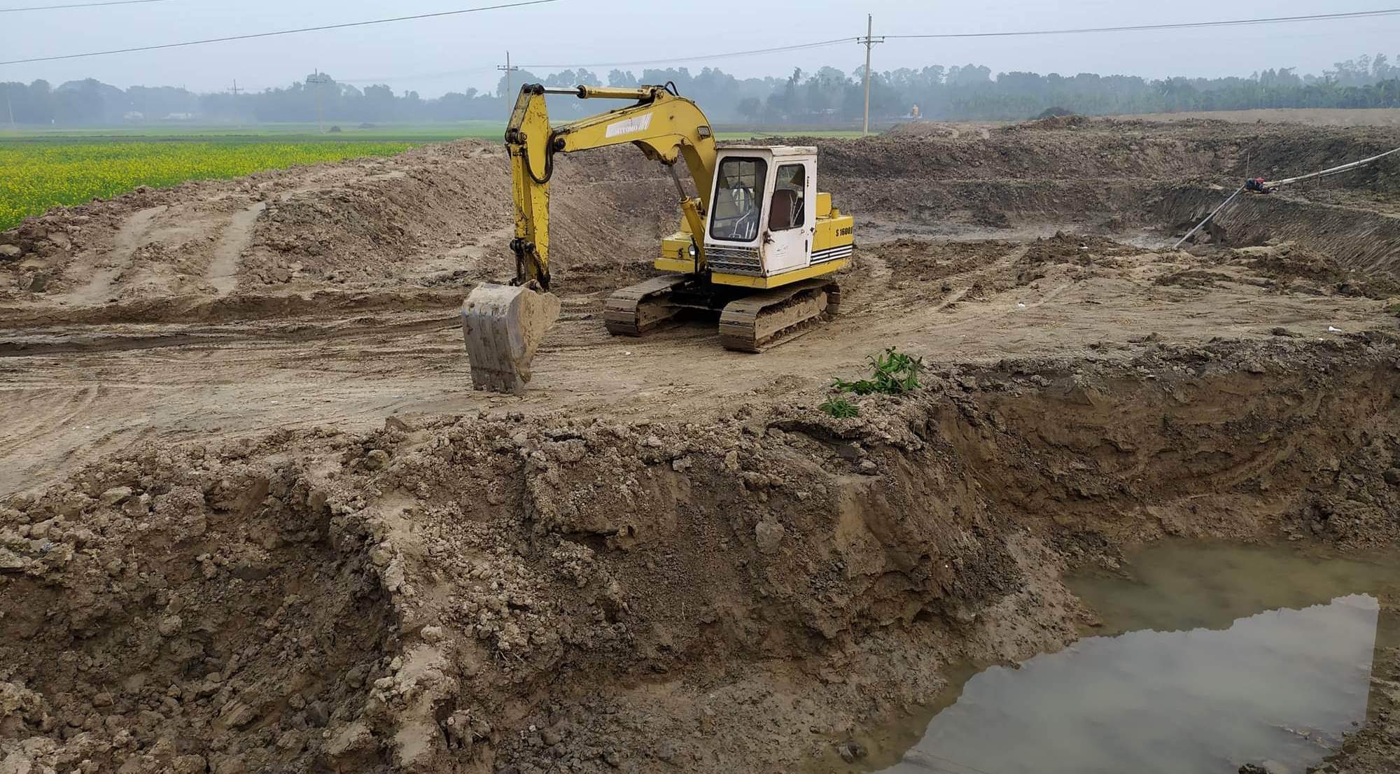 চাটমোহরে অনুমোদন ছাড়া ফসলি জমিতে পুকুর খননের হিড়িক