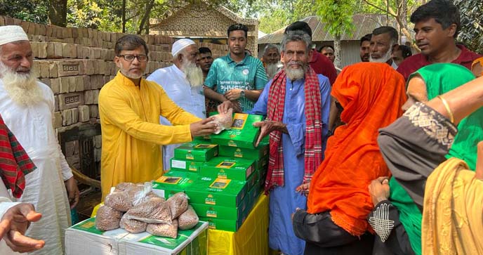 রমজানকে সামনে রেখে চর ঘোষপুর গ্রামে খেজুর ও ছোলা বিতরণ