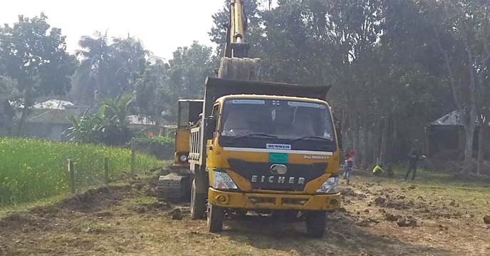 আওয়ামী লীগ নেতার বিরুদ্ধে কৃষিজমিতে পুকুর খনন ও মাটি বিক্রির অভিযোগ