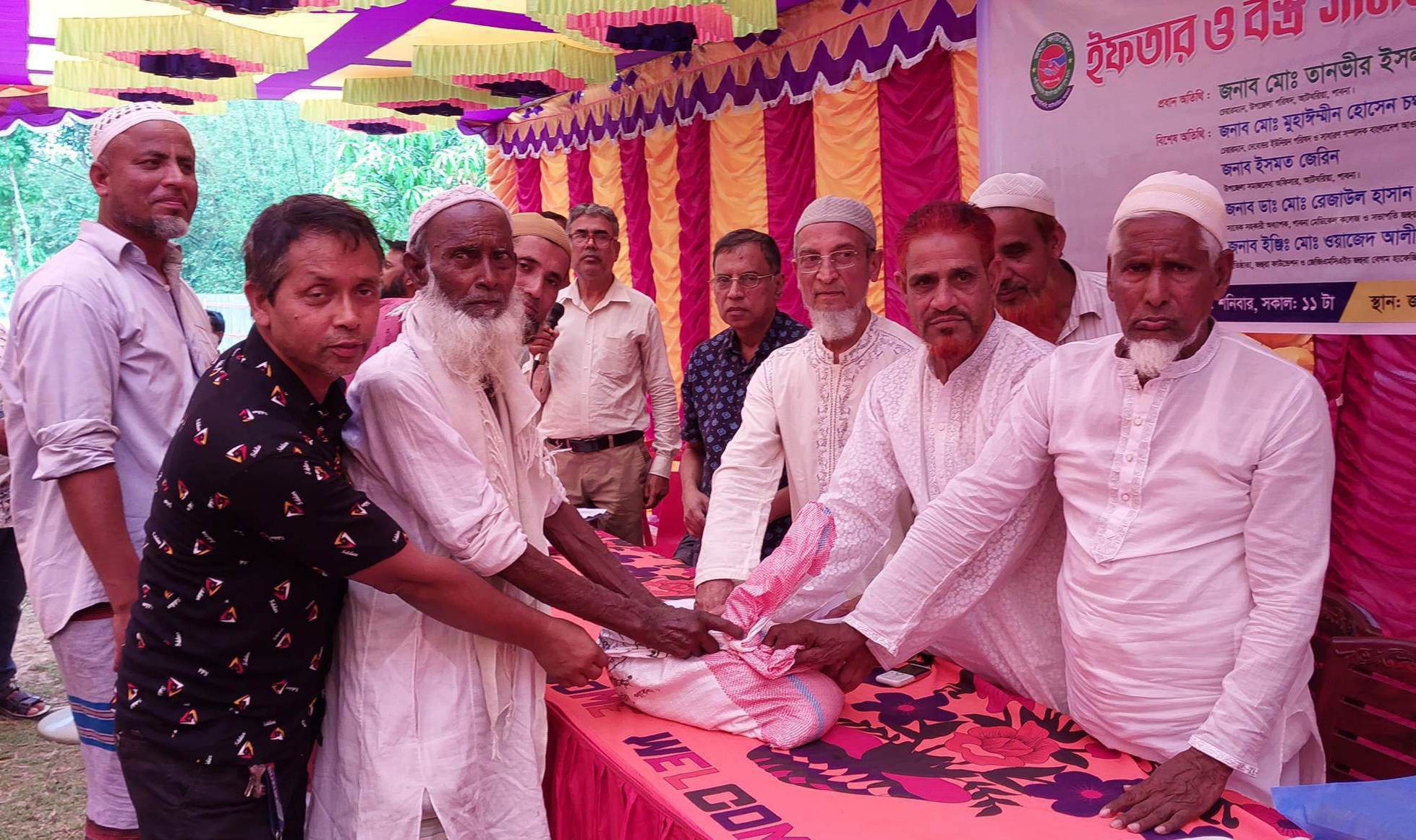 পাবনায় জহুরা ফাউন্ডেশনের ইফতার ও বস্ত্র সামগ্রী বিতরণ