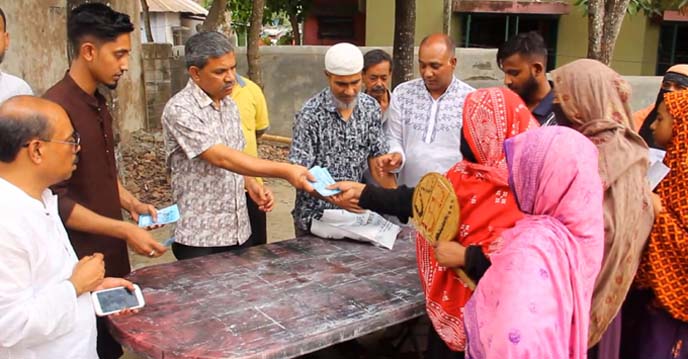 পবিত্র ঈদুল ফিতর উপলক্ষে পাবনায় ৯শত গরীব অসহায়দের মাঝে এমপি গোলাম ফারুক প্রিন্স নগদ অর্থ প্রদান করেছেন