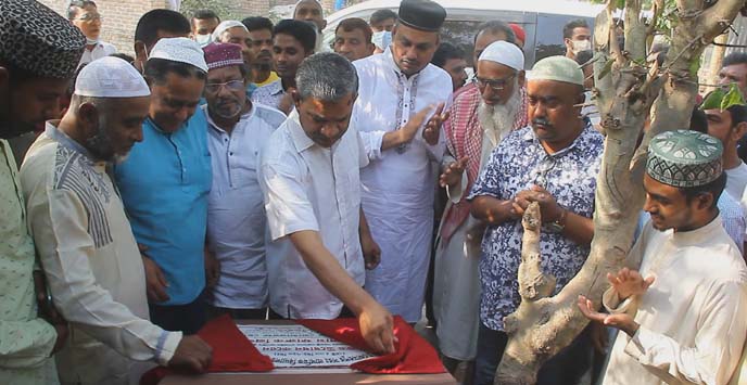 পাবনার কোমরপুরে রাস্তার উন্নয়ন কাজের উদ্বোধন করেছেন এমপি প্রিন্স