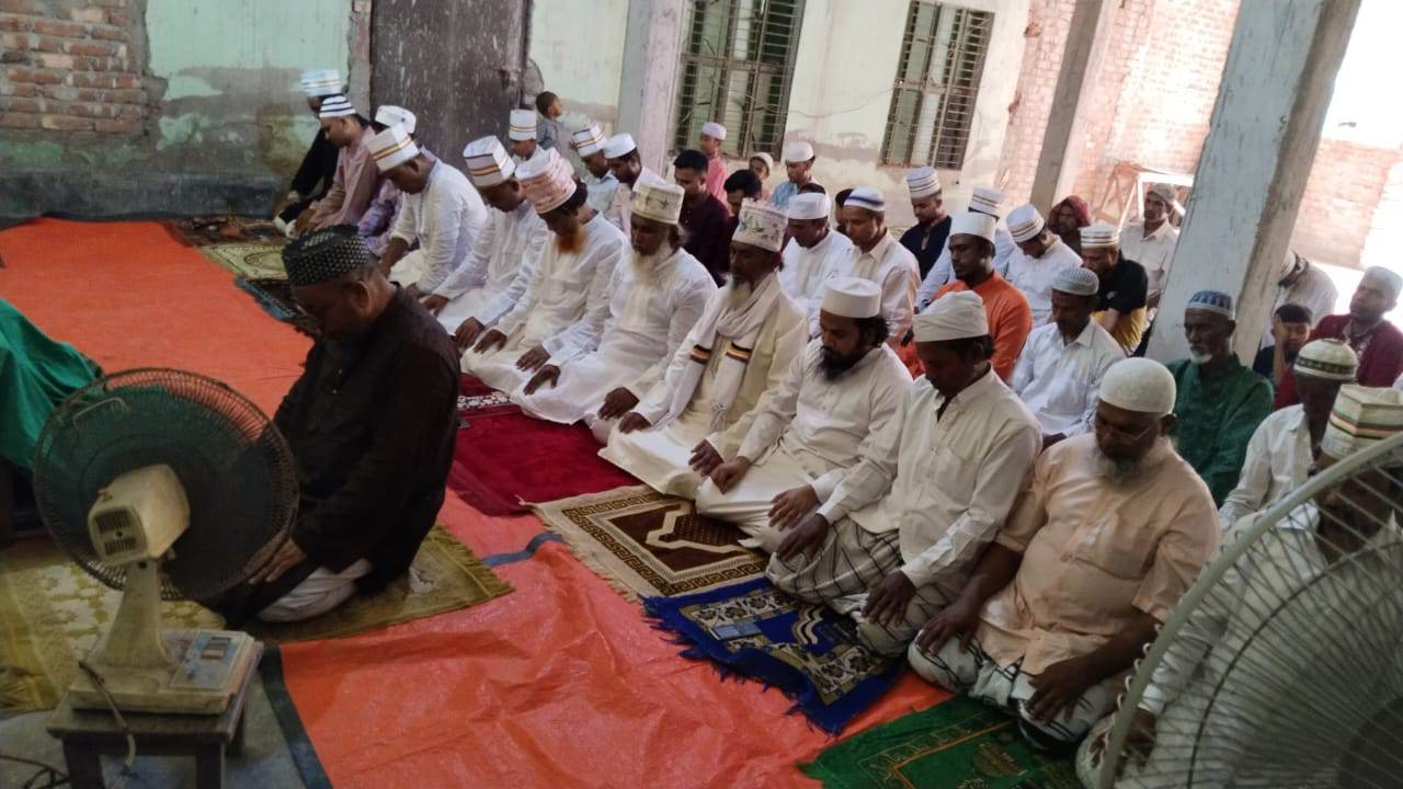 সুজানগরের বদনপুর গ্রামে সৌদি আরবের সাথে মিল রেখে ঈদ উদযাপিত