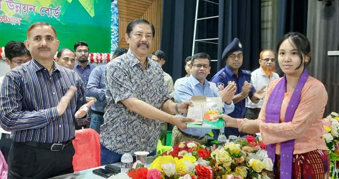 বান্দরবানে মেধাবী শিক্ষার্থীদের শিক্ষা বৃত্তি বিতরণ করলেন পার্বত্য মন্ত্রী বীর বাহাদুর উশৈসিং এমপি