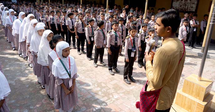 প্লাস্টিক ব্যবহারে এর বিপজ্জনক প্রভাব সম্পর্কে তুলে ধরতে বিশ্ব ভ্রমণে বের হওয়া যুবক রোহন এখন পাবনায়