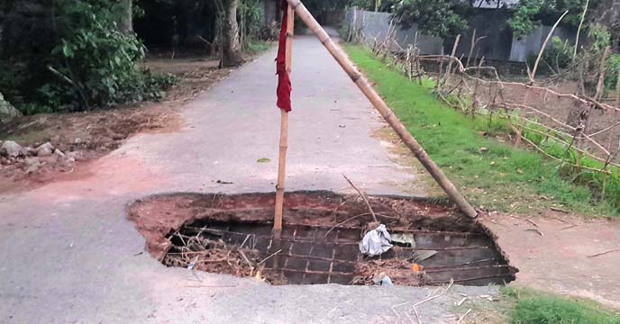 সুজানগরে ভাঙ্গা কালভার্টের উপর দিয়ে ঝুঁকি নিয়ে চলছে যানবাহন