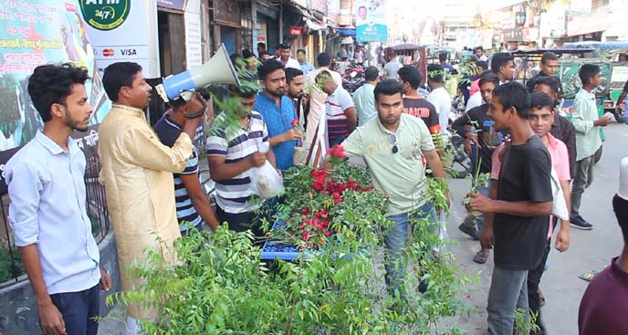 আওয়ামী লীগের প্রতিষ্ঠাবার্ষিকীতে পাবনায় বৃক্ষ বিতরণ ও ফুলেল শুভেচ্ছা