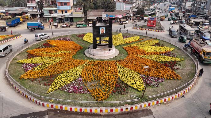 পাবনার দাশুড়িয়া গোল চত্ত্বরে সওজ’র শোভাবর্ধন